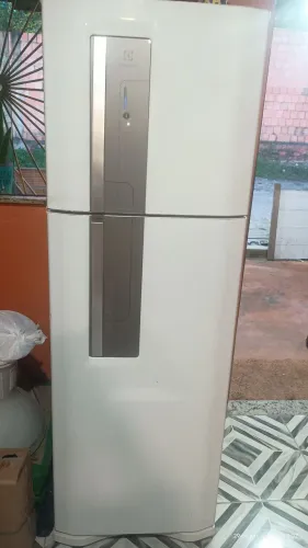 Vendo geladeira Frost Free funcionando perfeitamente 
