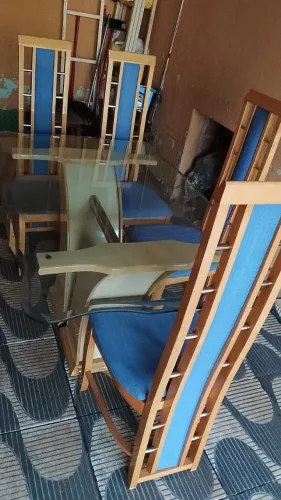 Mesa de jantar com vidro temperado lindíssima com 4 cadeiras na cor marfim e azul