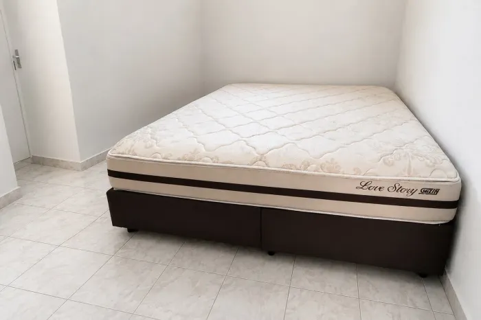 Cama Box 198x203 semi nova! 1 ano de uso, impecável e pronta para você.