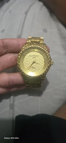 Relogio lindo dourado intacto, só por bateria e ser feliz