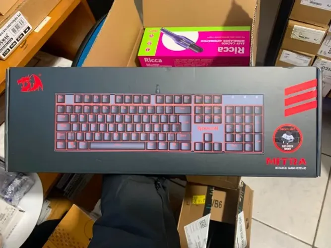 Teclado Redragon Mitra QWERTY Outemu Brown português Brasil cor preto com luz vermelho