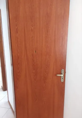 porta de sucupira com pequena avaria