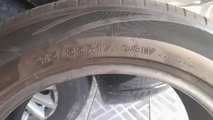 Pneu Westlake usado 215/55R17 98W (Com avaria na lateral)