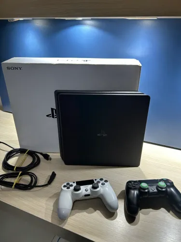 PS4 Slim 1TB + 2 Controles Originais + FIFA 18