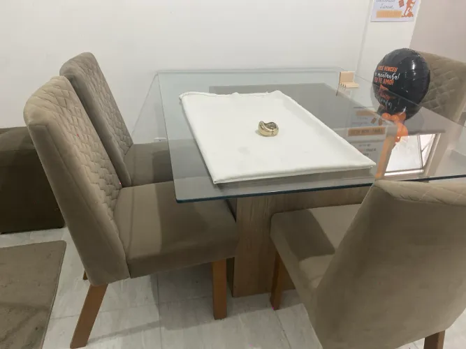 Mesa de vidro com 4 cadeiras 
