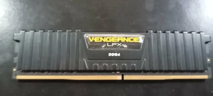 MEMORIA CORSAIR DDR4 8GB 2400MHZ VENGEANCE LPX CMK8GX4M1A2400C16