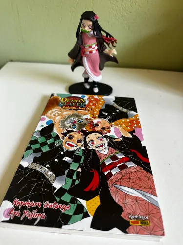 Livro demon slayer junto de figure não original