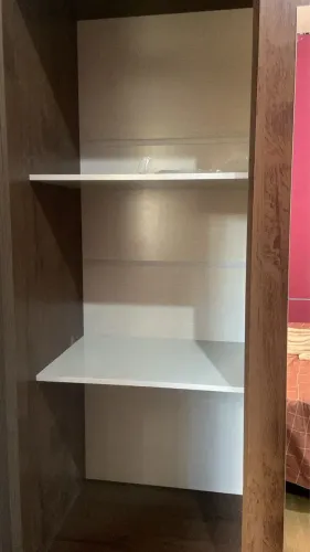 guarda roupa de solteiro na cor marrom, com duas portas de correr, sendo uma com espelho