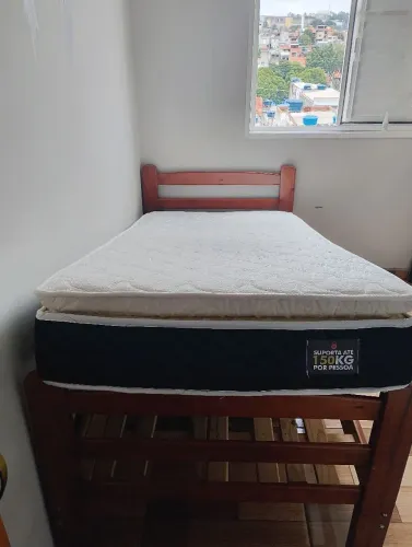 Colchão suporta 150 kg+cama de madeira massisa