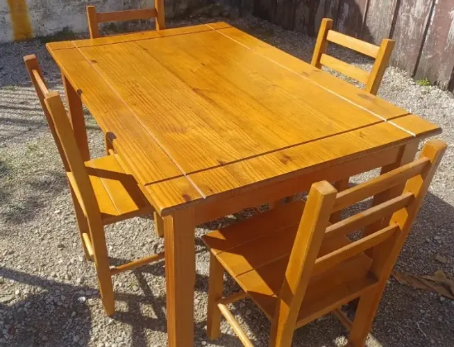 Mesa de pinus de 1,10x75, seminova, com 4 cadeiras.