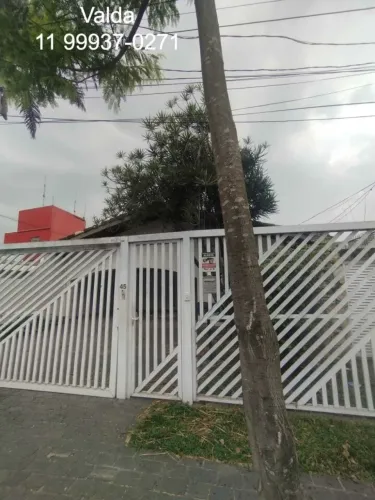 Casa para alugar. Linda e bem espaçosa, com piscina, 4 quartos, 5 banheiros e 5 vagas.