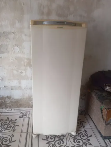 Consul facilite Frost free gelando muito encima e embaixo vale apenas conferir nunca mexid