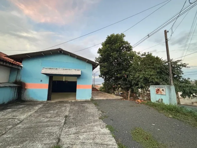 Barracão de esquina com 90m² no Jardim Carvalho 