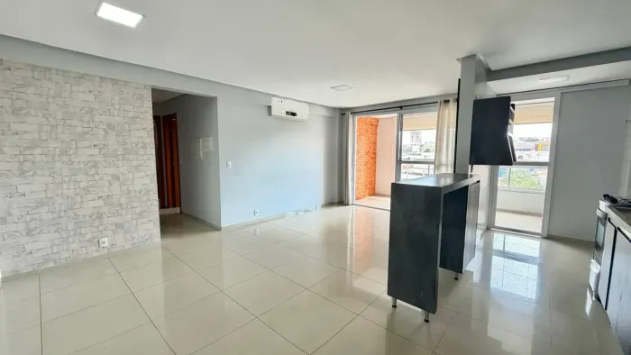 Apartamento à venda em Rio Verde com espaço amplo, armários, 3 quartos e localização privi