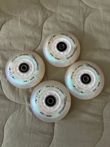 Jogo de Rodas Traxart Led Special branca - GLITTER 80MM/85A