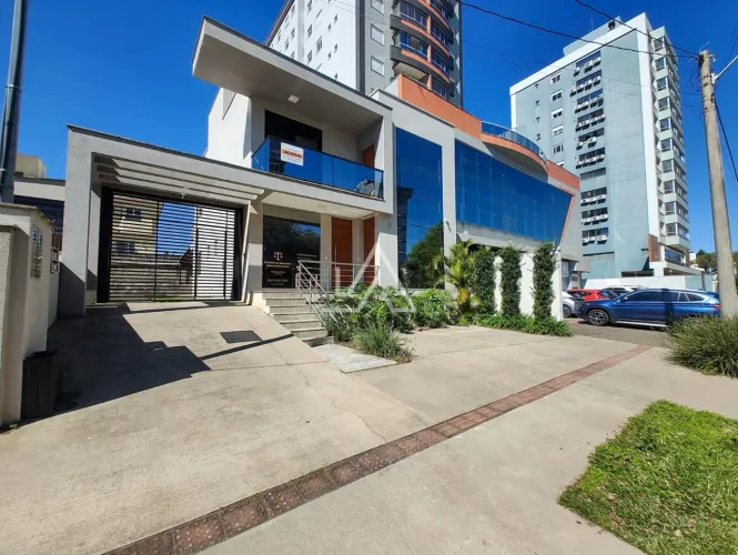 APARTAMENTO PARA LOCAÇÃO NO CENTRO COM 02 DORMITÓRIOS, SENDO 01 SUÍTE, SALA COM SACADA, 02