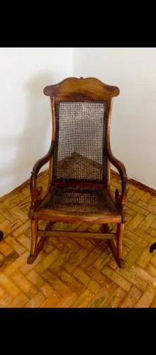 Cadeira de balanço antiga 