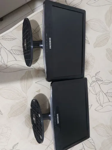 2 monitores samsung, ambos com listras na tela, mas dá pra usar normal