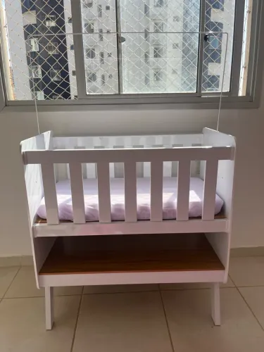 Título: Berço Infantil Branco com Prateleira Inferior - Ótimo Estado