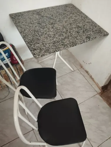 Vendo mesa de mármore quadrada com 4 cadeiras