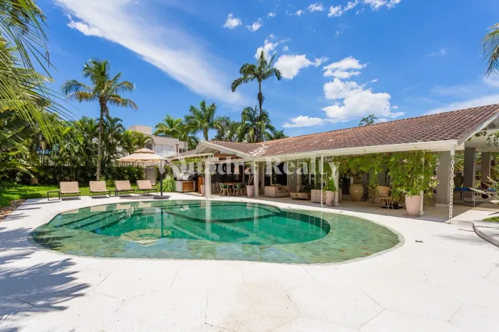 Casa com espaço gourmet ao lado da quadra de tênis