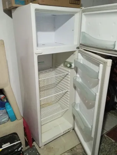 Vendo geladeira motor novo sem nada de ferrugem 354 litros valor 250 só falta colocar o g
