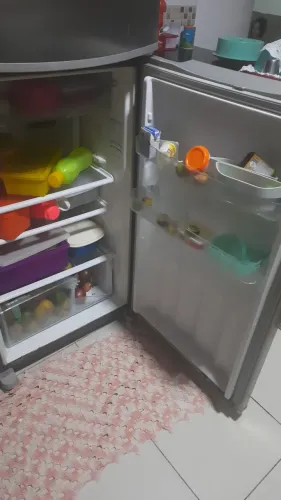Vendo uma geladeira cônsul bem conservado