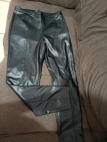 Calça Zara de couro ecológico