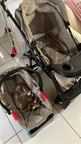 Carrinho e bebê conforto com base para carro