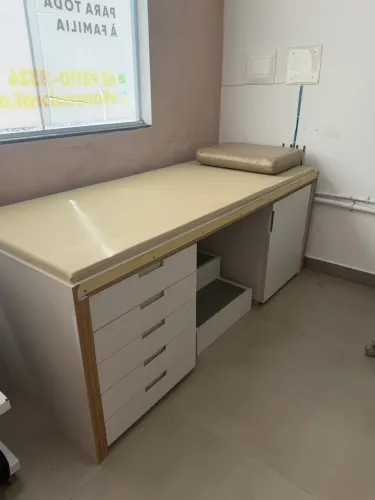Maca gigante. Dois armários. Escada