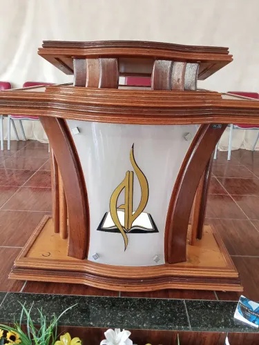 Púlpito de madeira com mesa de santa ceia 