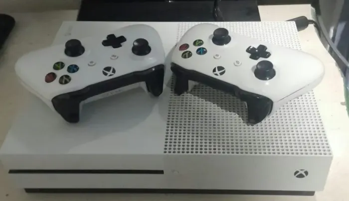 X-Box One S de 500gb com leito de bluray 4K Ultra HD com 2 controles