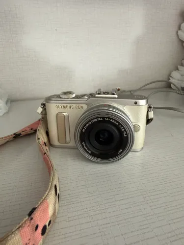 Olympus PEN E-PL8 + lente 14-42mm EZ