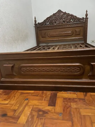 Cama de madeira maciça entalhada