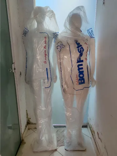 Manequins para roupas femininas.