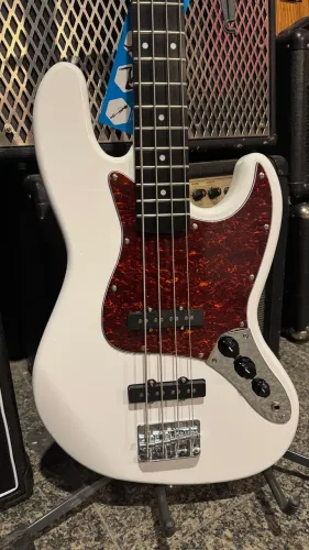 Baixo Reguladinho Jazz Bass branco Giannini GB100