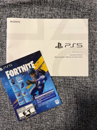 PlayStation 5 Slim com dois controles