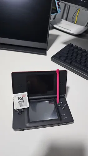 Nintendo DS Lite na cor Crimson Red