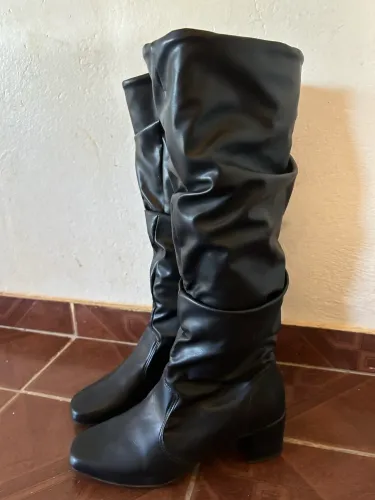 Bota feminina enrugada cano longo salto baixo  numeração 38 (usada apenas uma vez)
