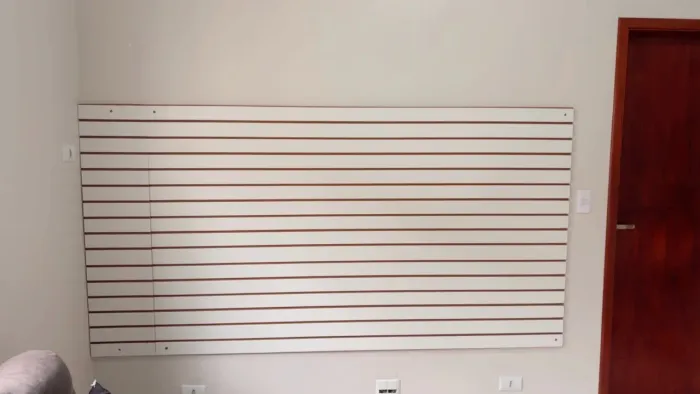 Painel canaletado para loja