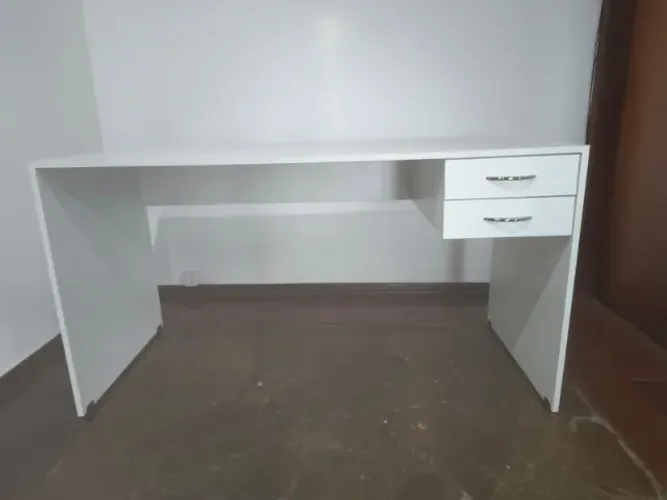 Escrivaninha de escritório em MDF branco