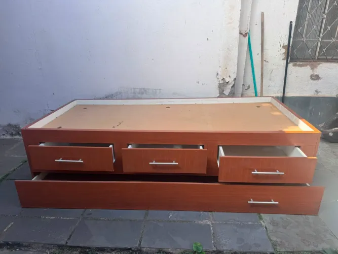 ola boa tarde vendo bi-cama madeira com 3 gavetas e 1 colchão obs: 2 em 1 + 3 gavetas 1 c