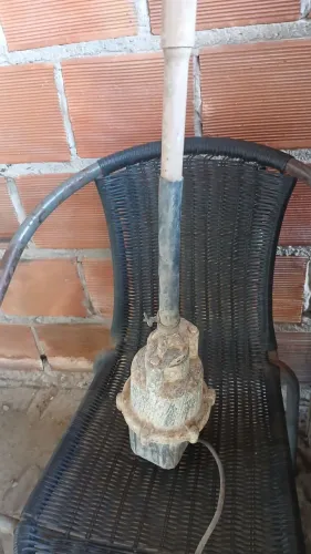 Bomba submersa de poço ou cisterna