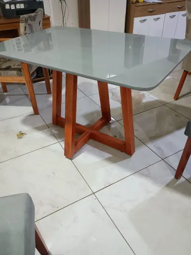 Mesa Laqueada com 04 cadeiras alcochoadas em madeira