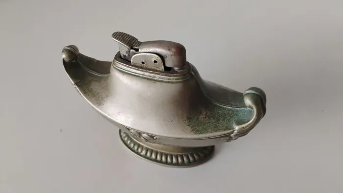 ISQUEIRO DE MESA COM FORMATO DE LÂMPADA