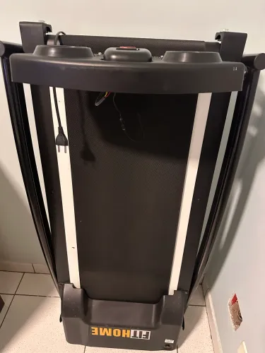 Vendo uma esteira muito nova usada apenas três vezes 