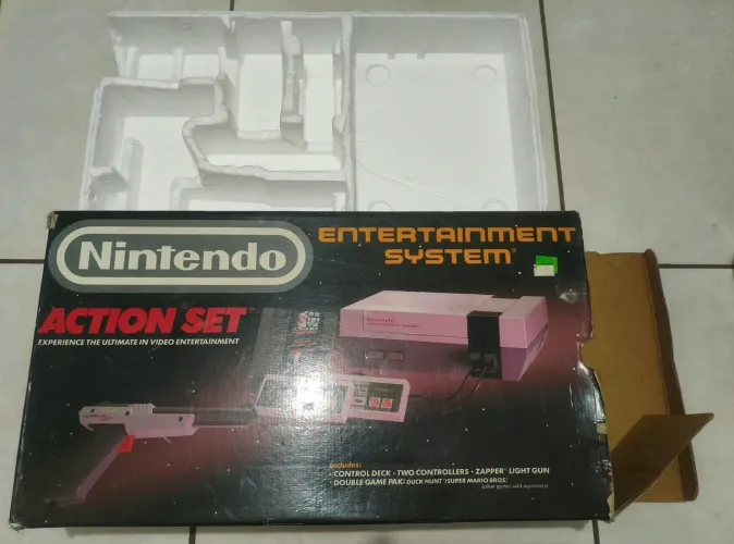 Caixa Nintendo Entertainment System com isopor