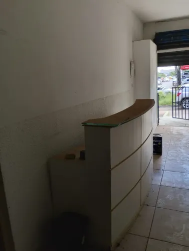 Balcão branco com vidro para recepção 480,00
