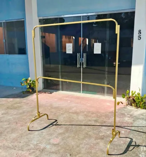 Arara de roupa/ cabideiro