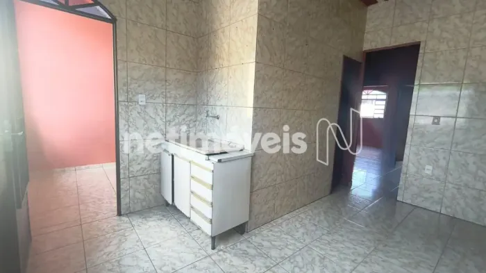 Casa 2 Quartos com garagem livre, coberta e demarcada.